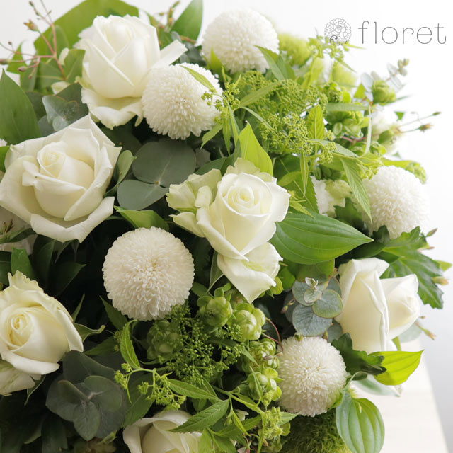 グリーンに白が映えるシックモダンなアレンジメント｜フラワーギフト