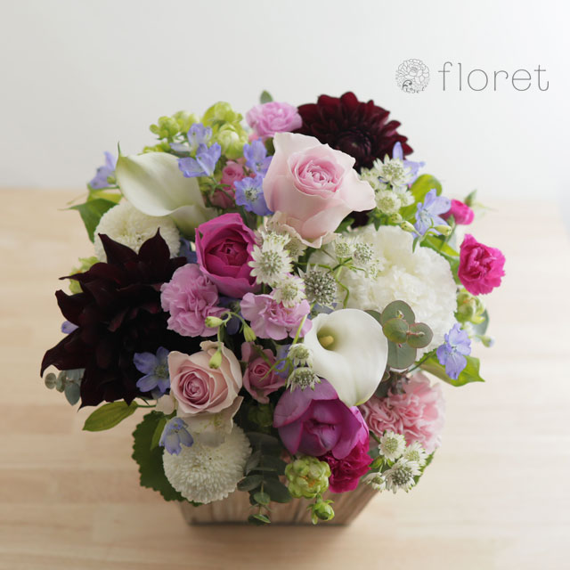 赤ピンク系の華やかアレンジメント｜フラワーギフト・花の通販サイト