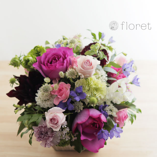 赤ピンク系の華やかアレンジメント｜フラワーギフト・花の通販サイト