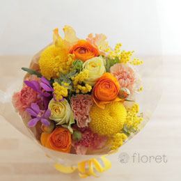 色とりどりの明るい春の花ブーケ