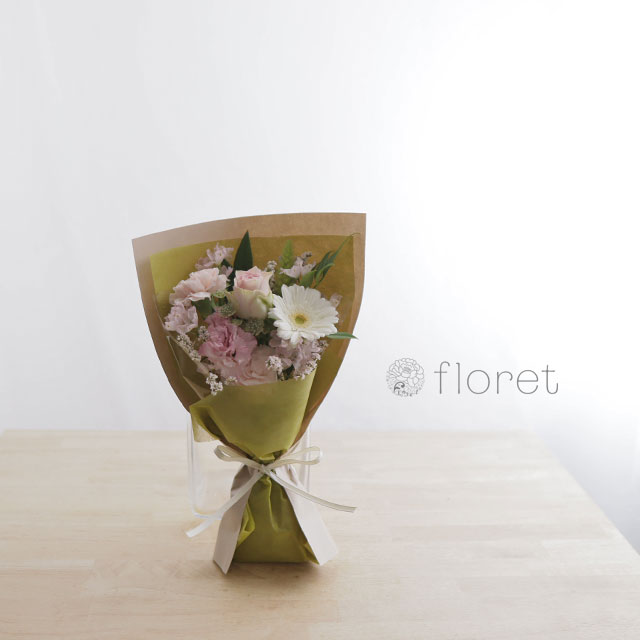 コンパクトな花束（お任せピンク系）｜フラワーギフト・花の通販