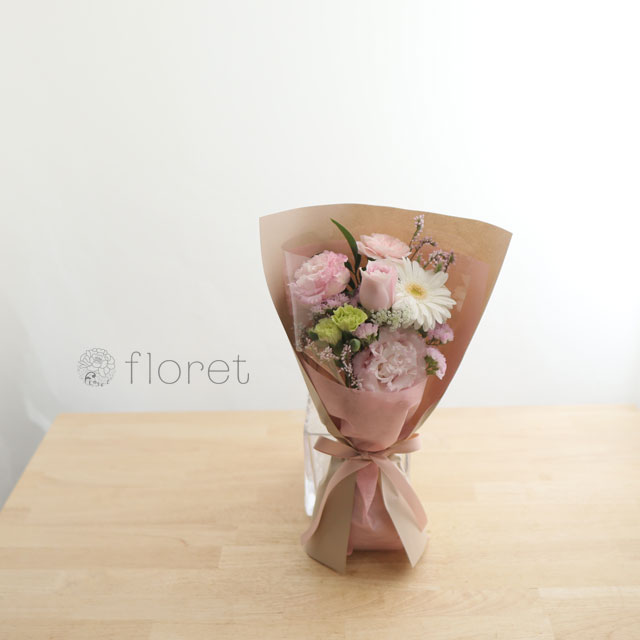 コンパクトな花束（お任せピンク系）｜フラワーギフト・花の通販