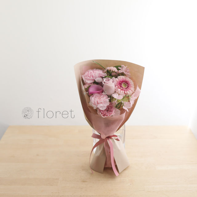 コンパクトな花束（お任せピンク系）｜フラワーギフト・花の通販サイト