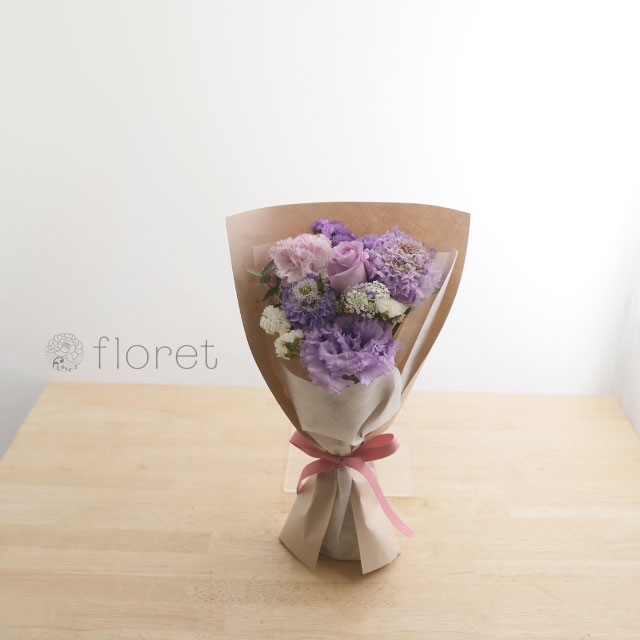 コンパクトな花束（お任せ紫色系）｜フラワーギフト・花の通販サイト