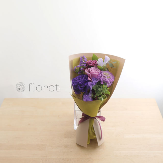 コンパクトな花束（お任せ紫色系）｜フラワーギフト・花の通販サイト
