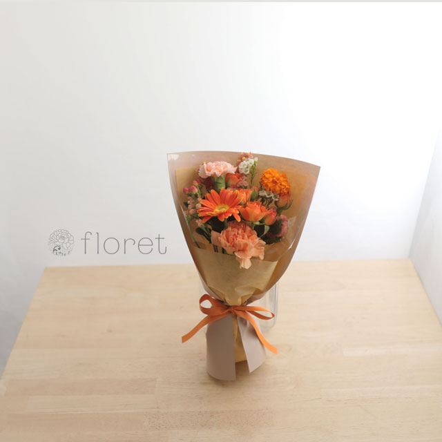コンパクトな花束（お任せオレンジ系）｜フラワーギフト・花の通販