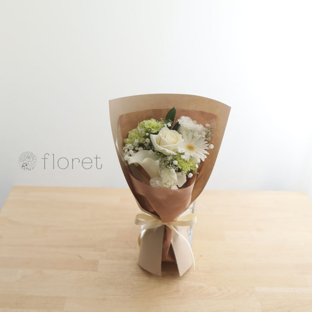コンパクトな花束（お任せ白系）サンプル画像A