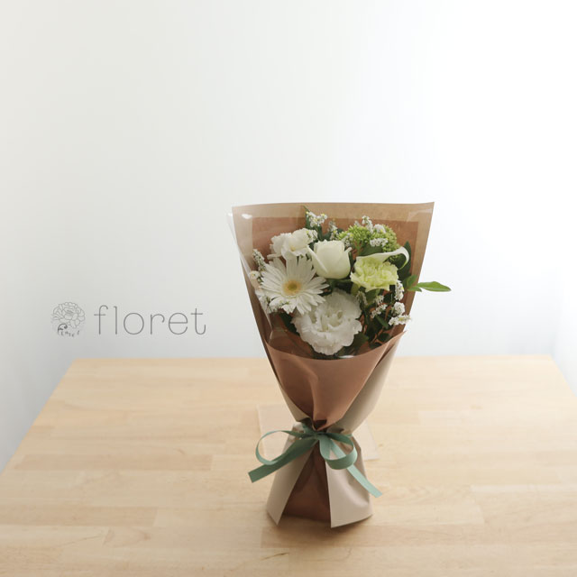 コンパクトな花束（お任せ白系）｜フラワーギフト・花の通販サイト