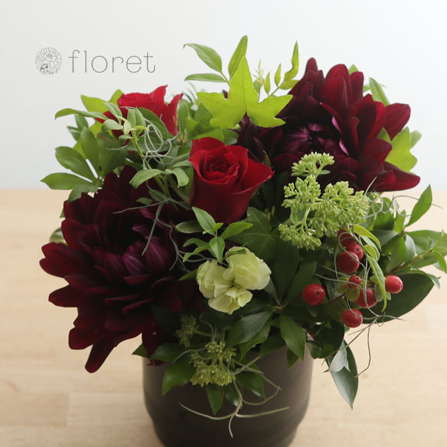 黒色ポットのシックな赤色フラワーアレンジメント