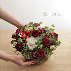 ナチュラルな赤色バスケットアレンジメント