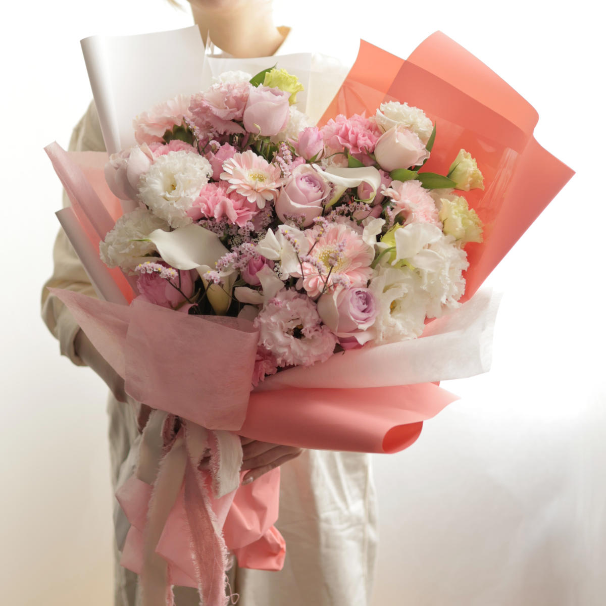 大きく華やかな白ピンク系花束｜フラワーギフト・花の通販サイト