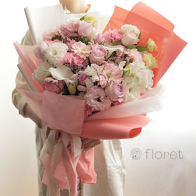 大きく華やかな白ピンク系花束