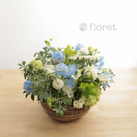 水色の上品で清楚なお供えアレンジメント