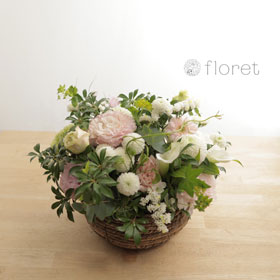 ピンク色の上品で清楚なお供えアレンジメント