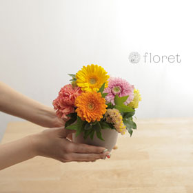 ガーベラたちの賑やかポップなアレンジメント