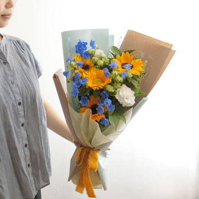 ブルーの小花が爽やかな夏のひまわり花束