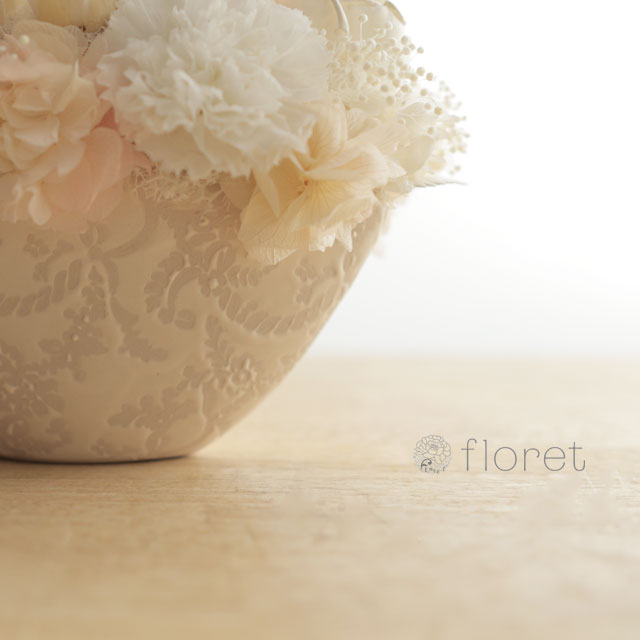 舟形の陶器。<br>焼成時のムラやキズなどある場合がございます。