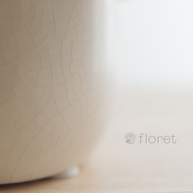 貫入と呼ばれるひび模様がある陶器。<br>焼成時のムラやキズなどある場合がございます。