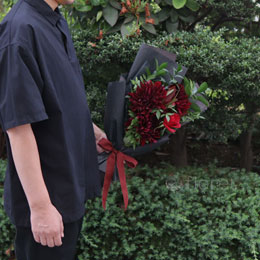黒とボルドーのかっこいい花束