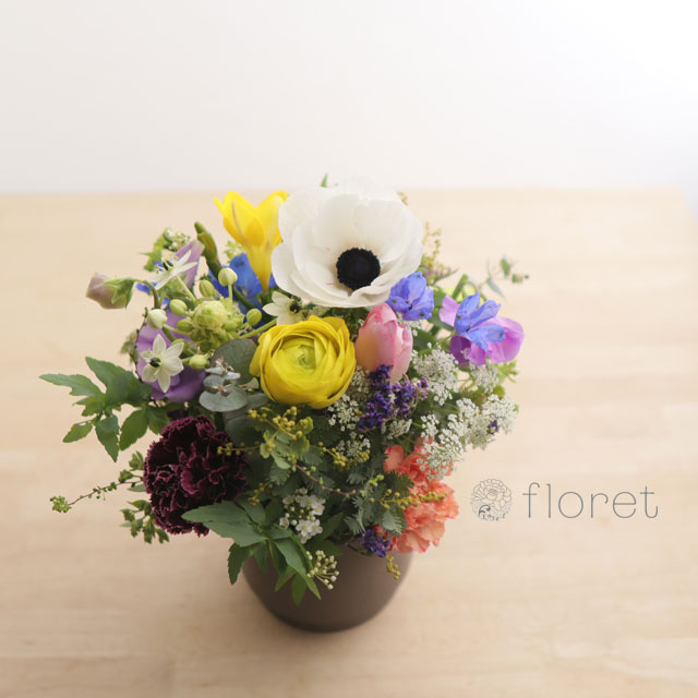 春のカラフルポットアレンジメント