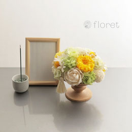 ナチュラルな木目が美しいお供えプリザーブドフラワーアレンジL（イエロー）