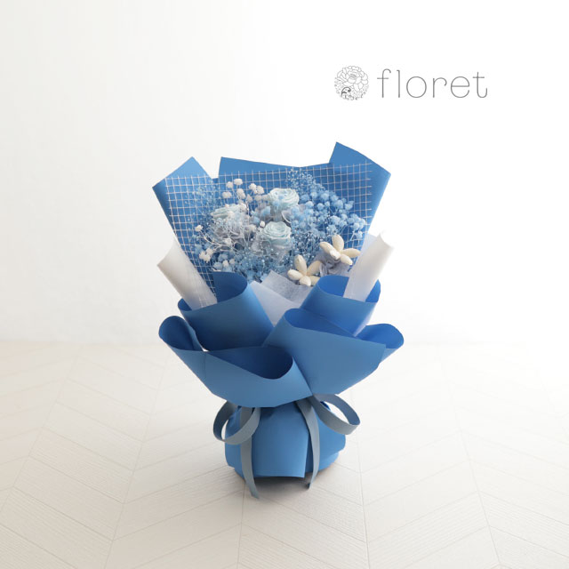 カスミ草とバラが綺麗なプリザーブドフラワーの花束（ブルー