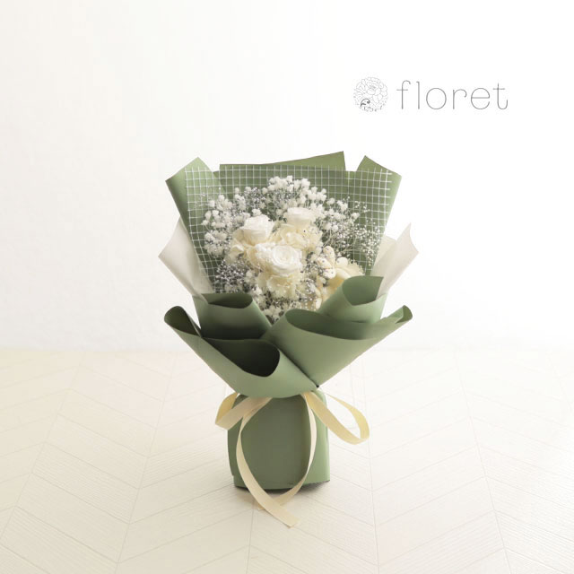 カスミ草とバラが綺麗なプリザーブドフラワーの花束（ホワイト