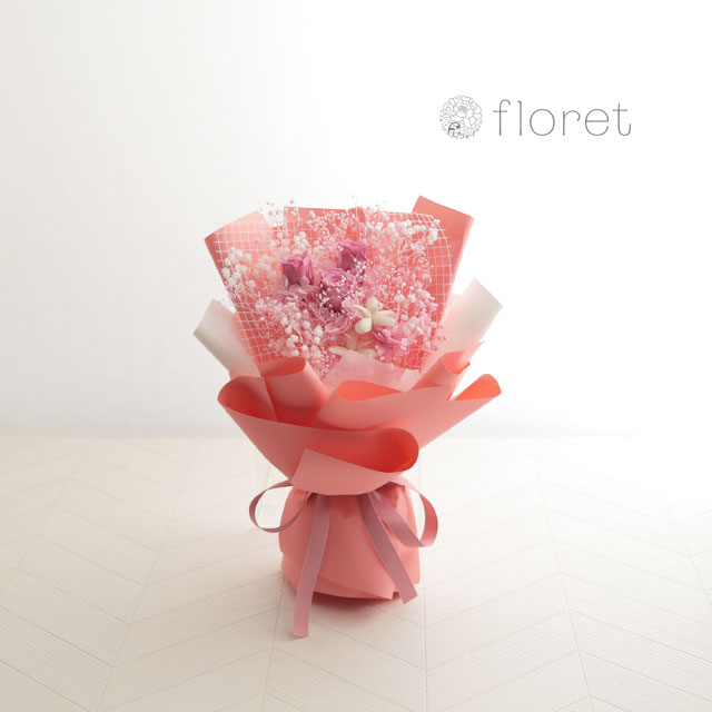 かすみ草とバラが綺麗なプリザーブドフラワーの花束（ピンク