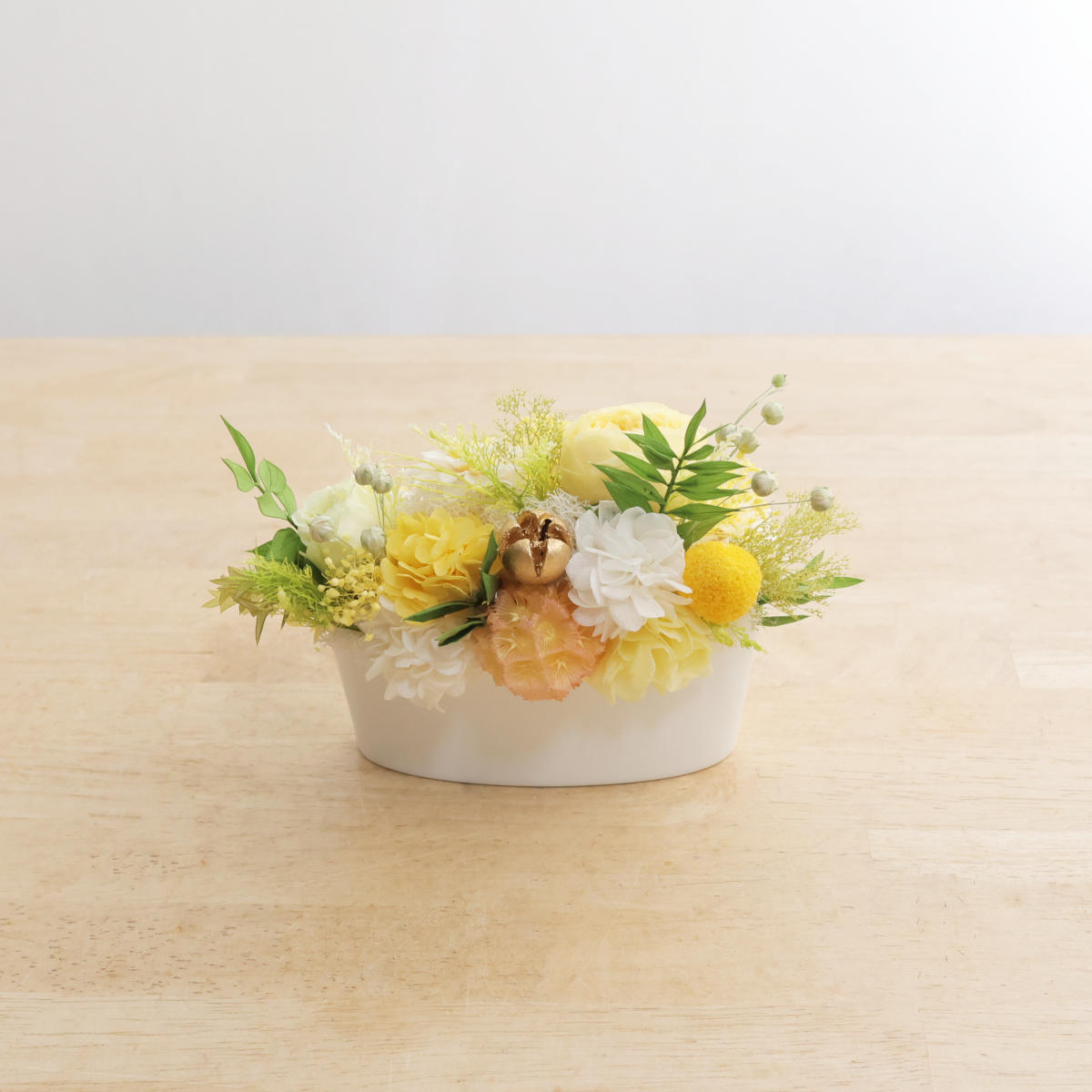ナチュラルなグリーンにバラが華やかなプリザーブドアレンジ（黄色系）　背面