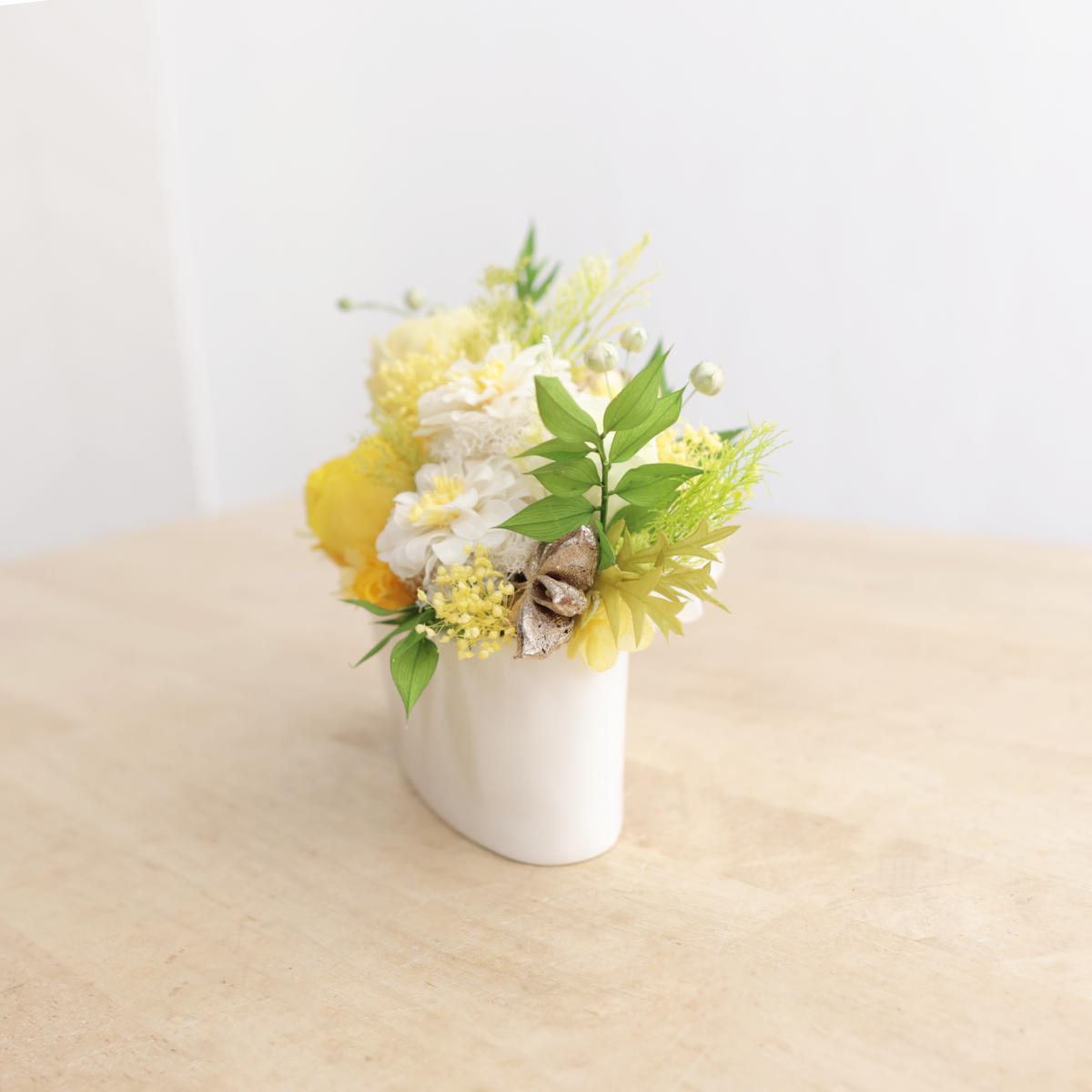 ナチュラルなグリーンにバラが華やかなプリザーブドアレンジ（黄色系）