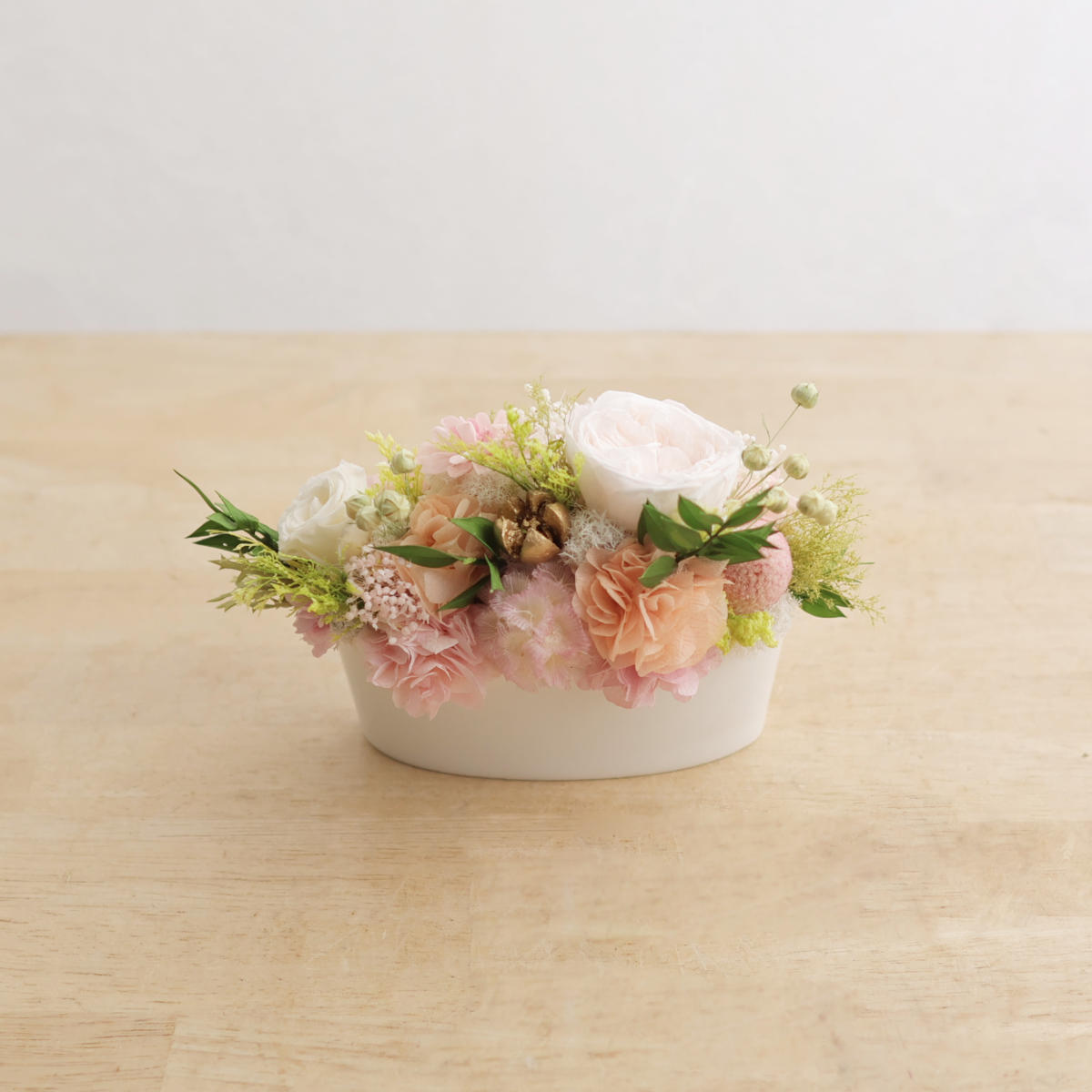 ナチュラルなグリーンにバラが華やかなプリザーブドアレンジ（ピンク）　背面