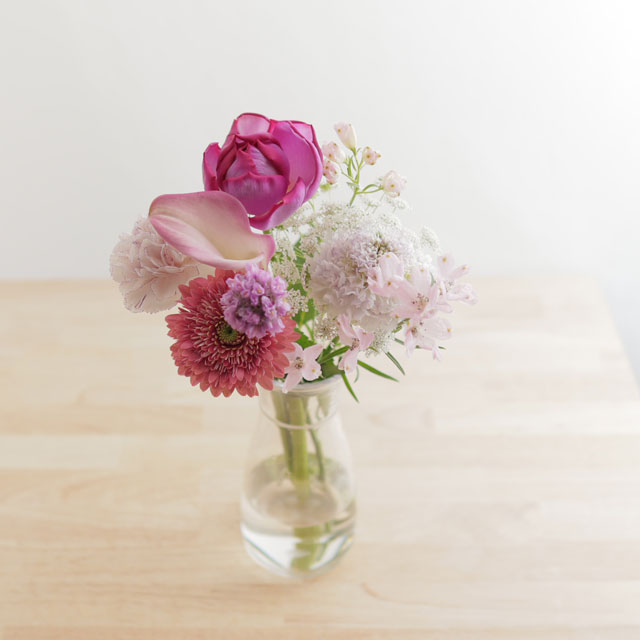季節の花を入れたご自宅に飾る花（ピンク）｜フラワーギフト・花の通販